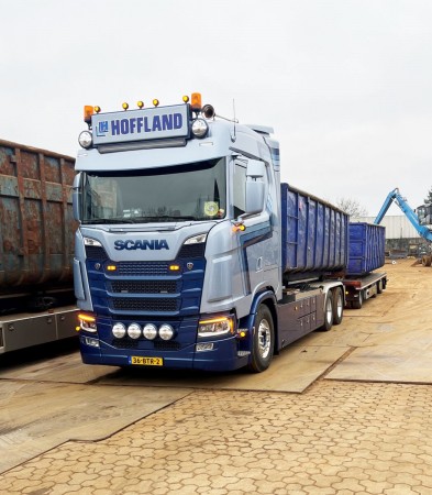 WSI Hoffland BV; SCANIA S NORMAL CS20N RIGED TRUCK WITH HOOKLIFT SYSTEM 6X2 TAG AXLE RIGED TRUCK DRAWBAR WITH HOOKLIFT SYSTEM - 3 AXLE + 2X 40M3 CONTAINER (01-4398)