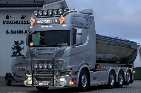 WSI Thore Magnussen; SCANIA R HIGHLINE CR20H 8X4 RIGED DRAWBAR TRUCK WITH HOOKLIFT SYSTEM - 3 AXLE + ASPHALT CONTAINER